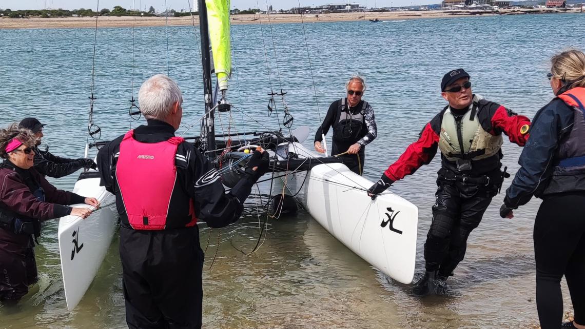 Cruising sailors assist racers ashore